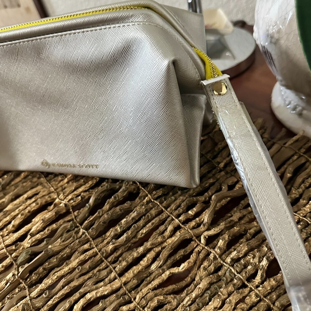 Kendra Scott Case - Picture 6 of 8